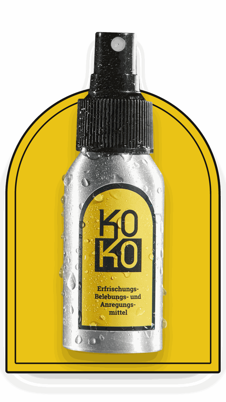 KoKo-Sprühflasche aus Aluminium, 50 ml, mit schwarzem Pumpzerstäuber und gelbem KoKo-Etikett, von Wassertropfen benetzt, vor einem gelben Bogen
